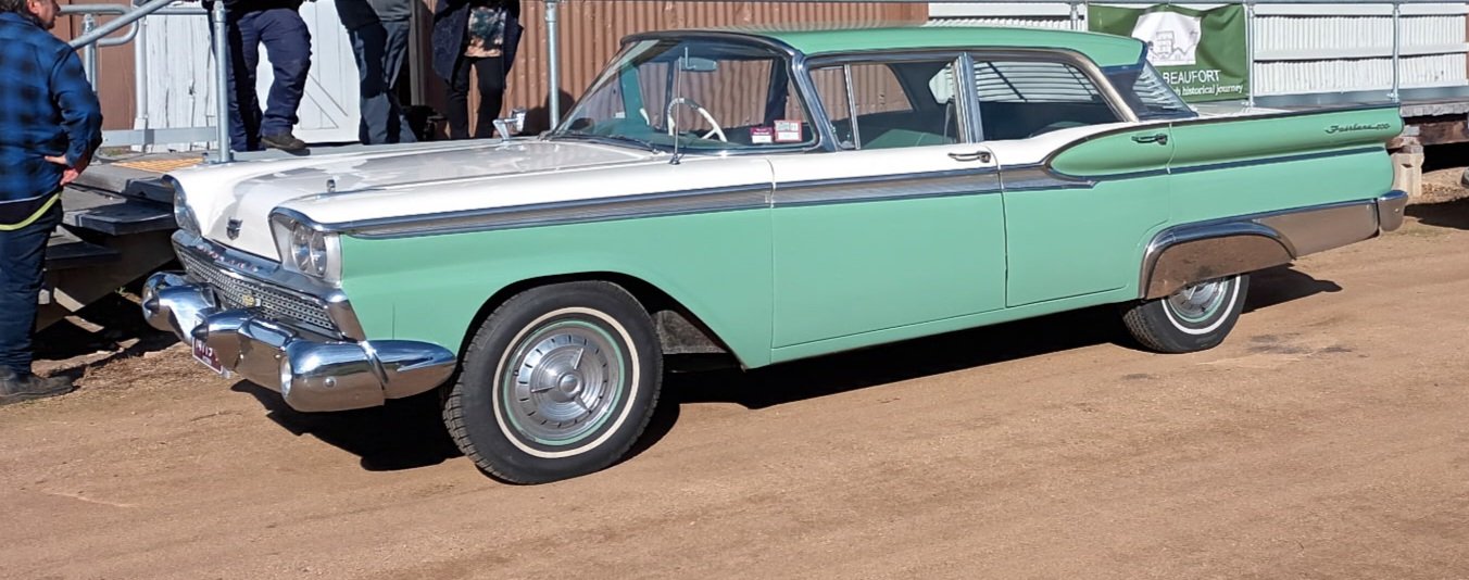 1960 FORD FAIRLANE 500 SEDAN