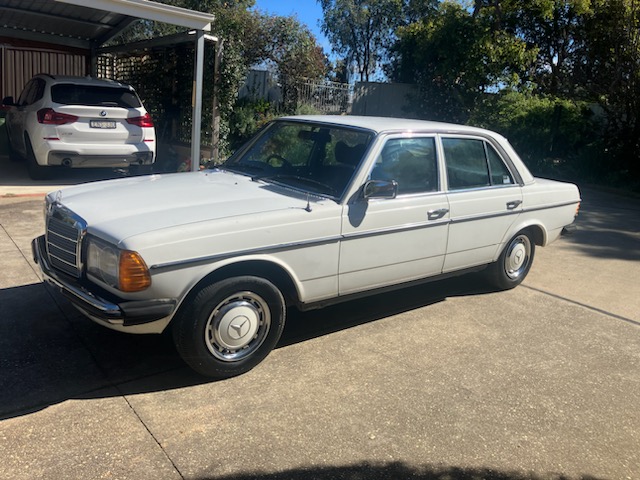 1977 MERCEDES-BENZ 250 SEDAN