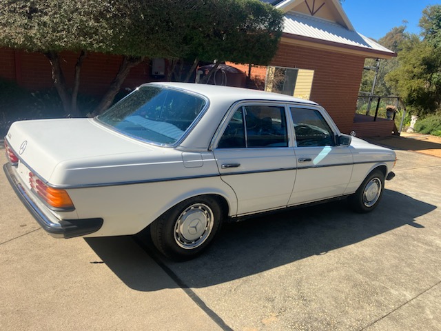1977 MERCEDES-BENZ 250 SEDAN