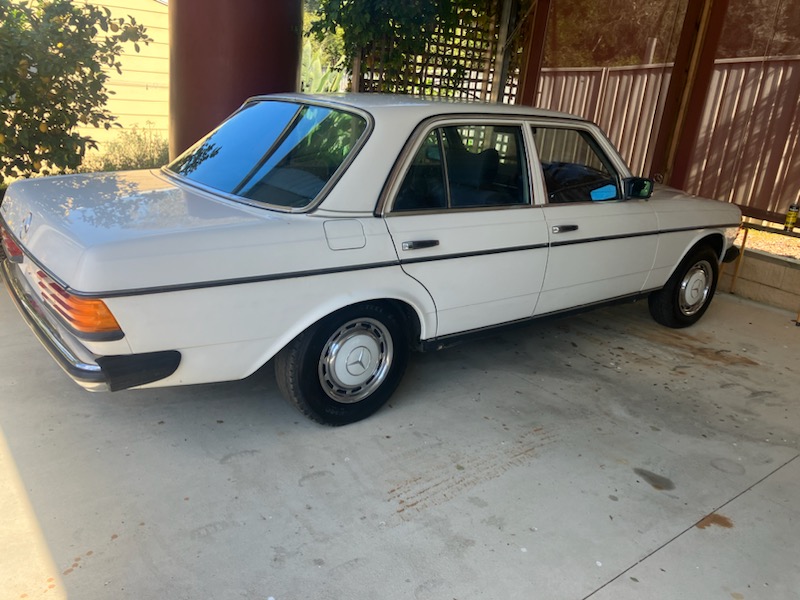 1977 MERCEDES-BENZ 250 SEDAN