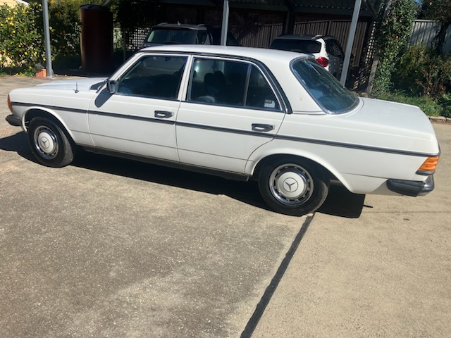 1977 MERCEDES-BENZ 250 SEDAN