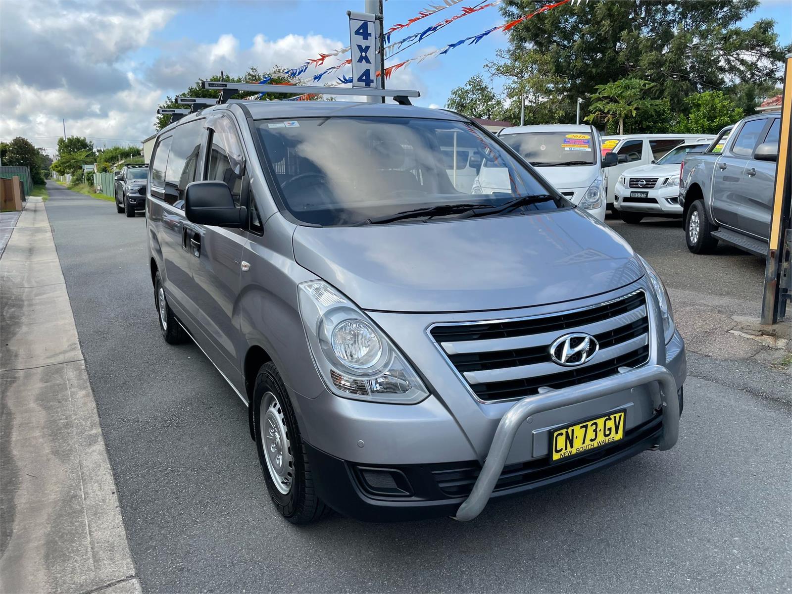 2017 HYUNDAI ILOAD TQ SERIES II (TQ3) MY1 3S LIFTBACK 5 SP AUTOMATIC 4D VAN