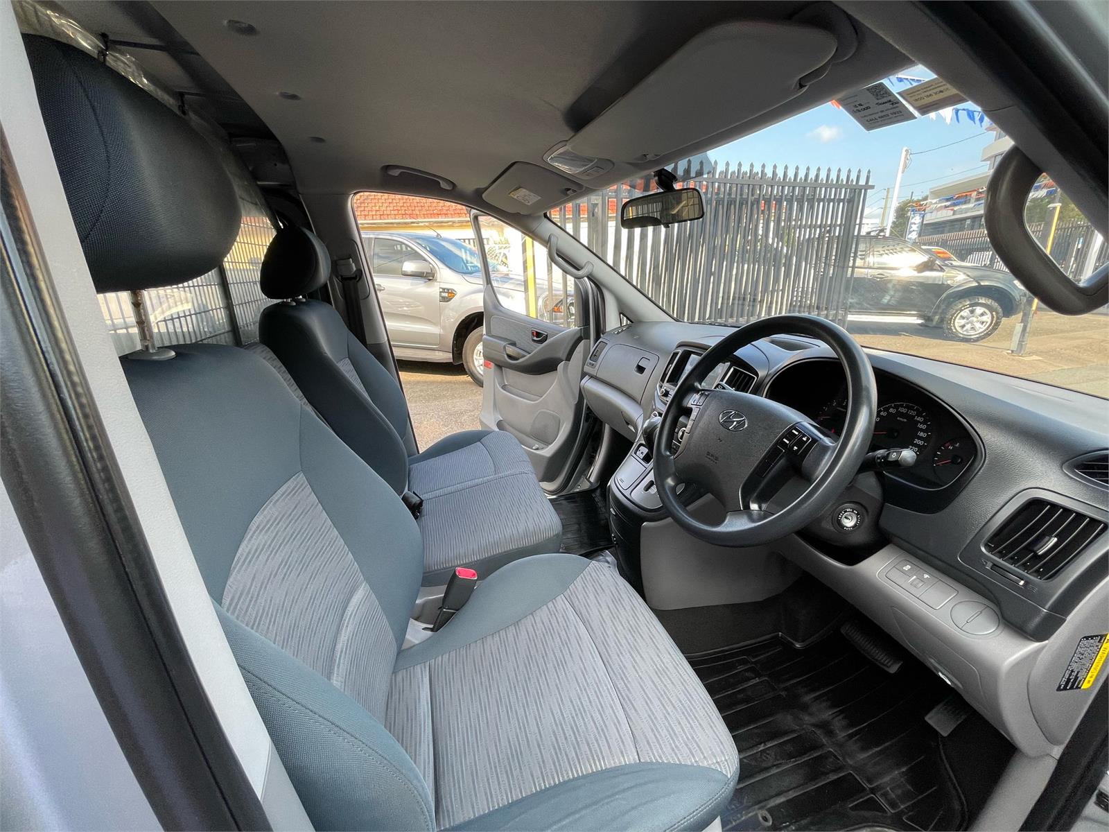 2017 HYUNDAI ILOAD TQ SERIES II (TQ3) MY1 3S LIFTBACK 5 SP AUTOMATIC 4D VAN