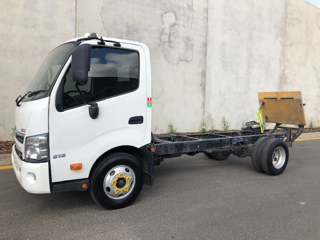 2013 HINO 616 - 300 SERIES TRUCK CAB CHASSIS