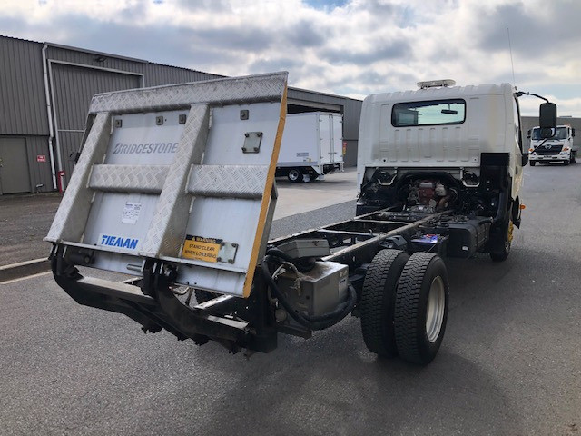 2013 HINO 616 - 300 SERIES TRUCK CAB CHASSIS