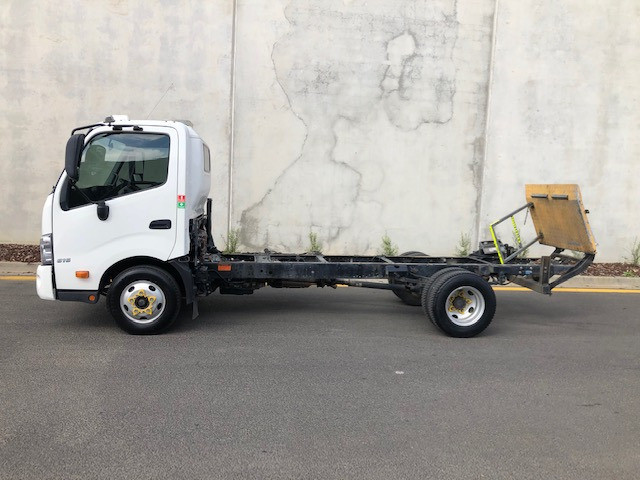 2013 HINO 616 - 300 SERIES TRUCK CAB CHASSIS