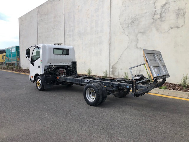 2013 HINO 616 - 300 SERIES TRUCK CAB CHASSIS