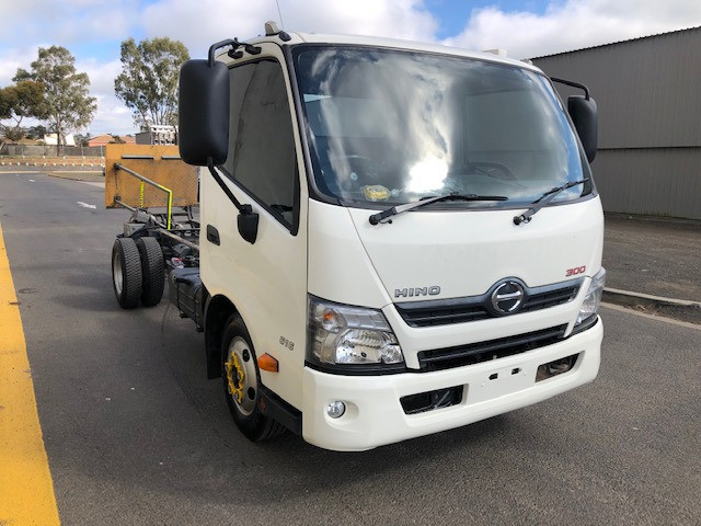 2013 HINO 616 - 300 SERIES TRUCK CAB CHASSIS