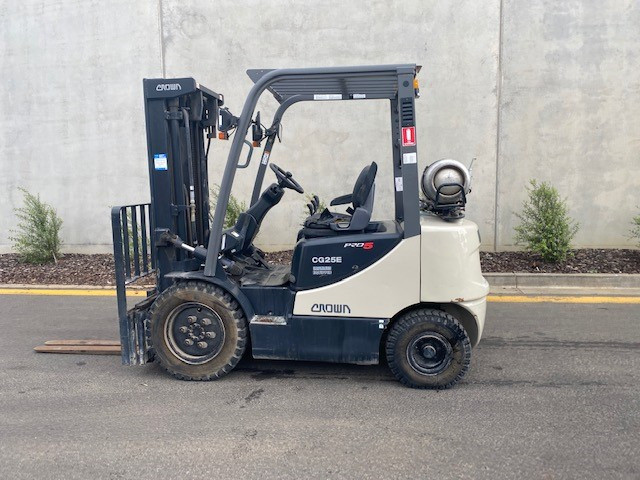 2010 CROWN CG25 FORKLIFT LPG / PETROL