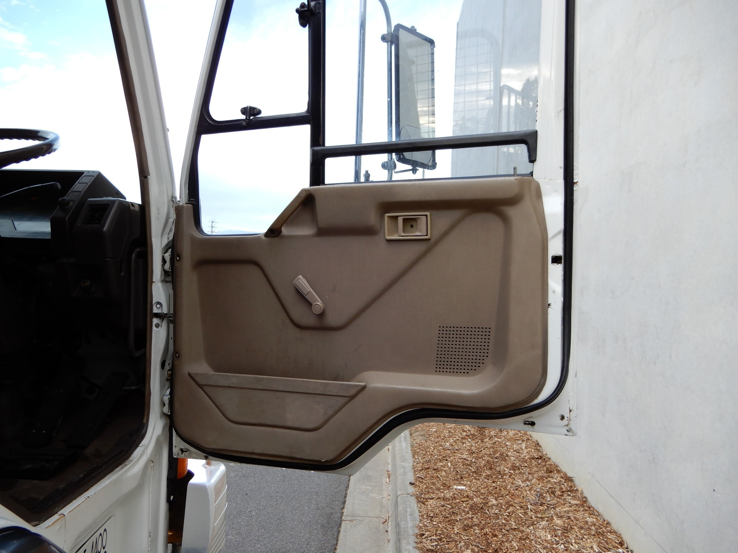 1987 MITSUBISHI FK415 TRUCK MANUAL CAB CHASSIS