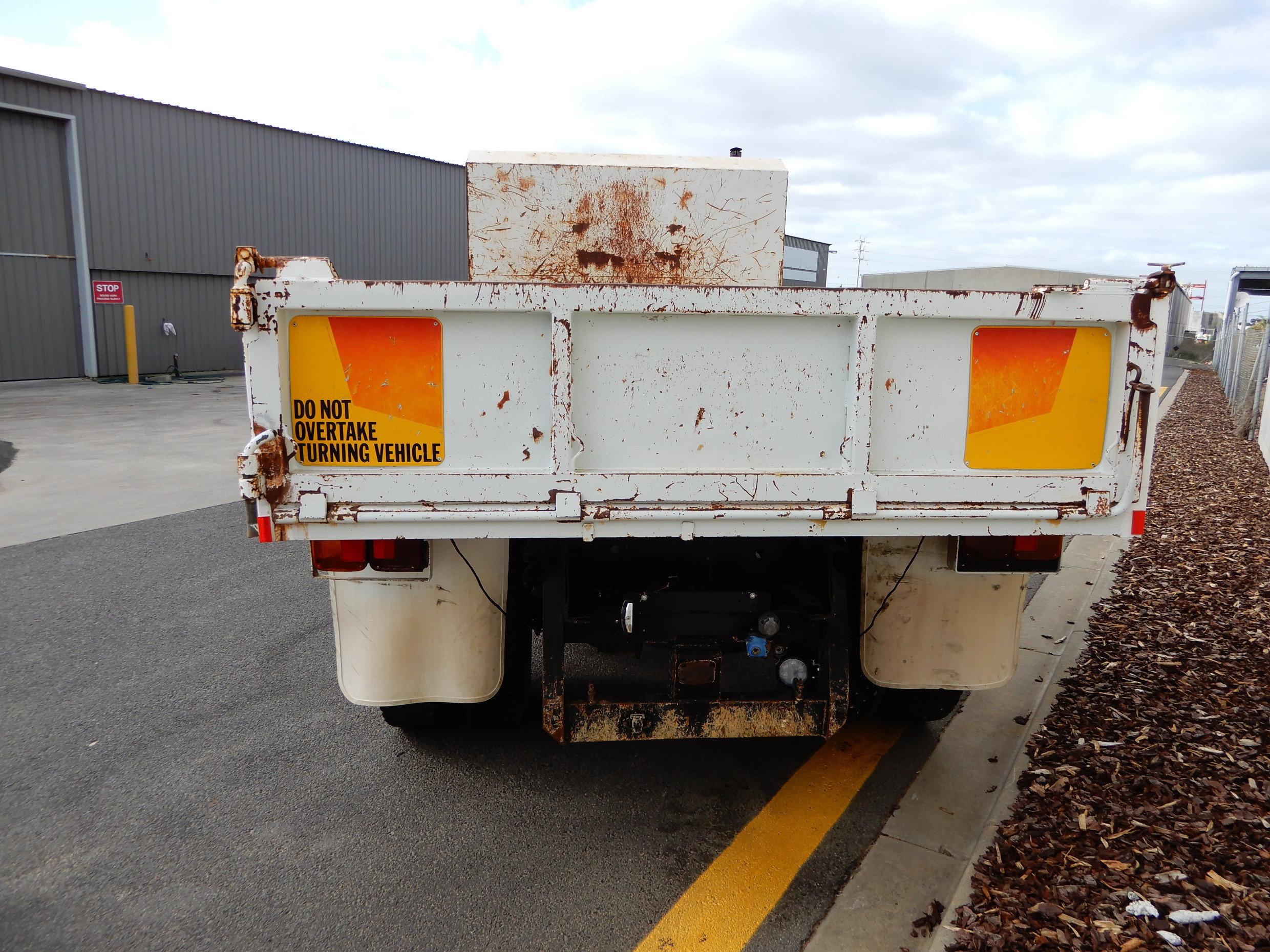 1990 MITSUBISHI FK MANUAL TIPPER