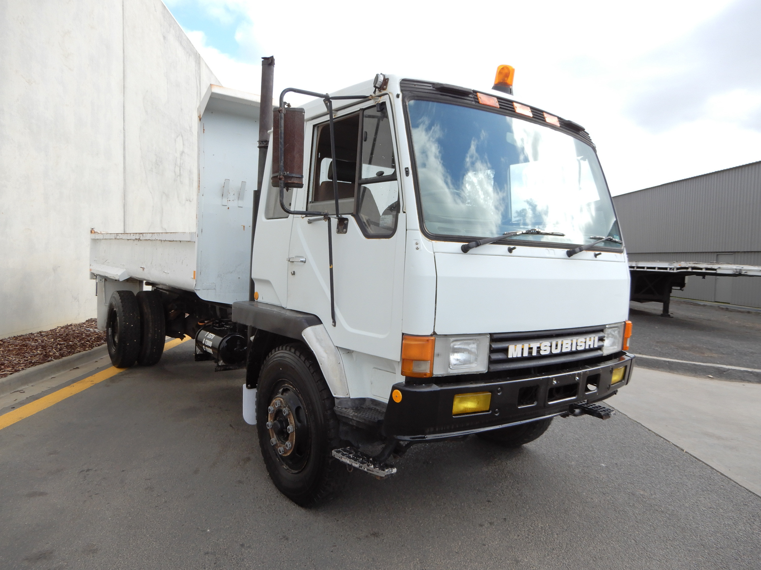 1990 MITSUBISHI FK MANUAL TIPPER