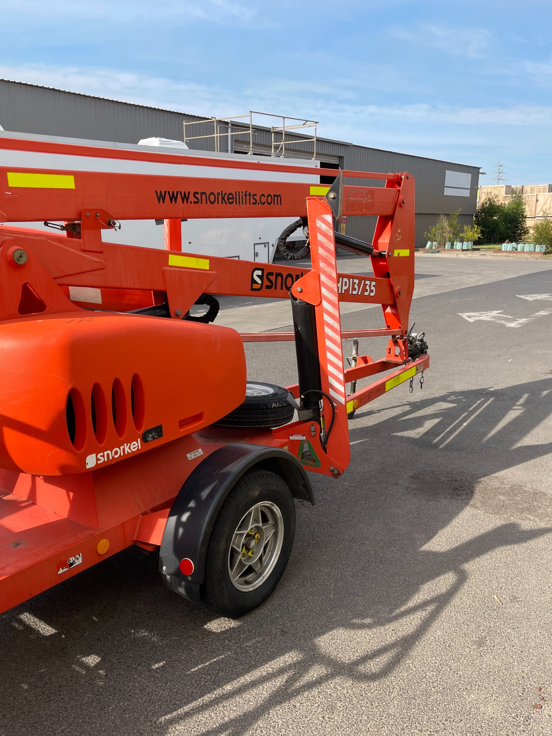 2010 SNORKEL MHP135 13/35 TRAILER MOUNTED BOOM LIFT