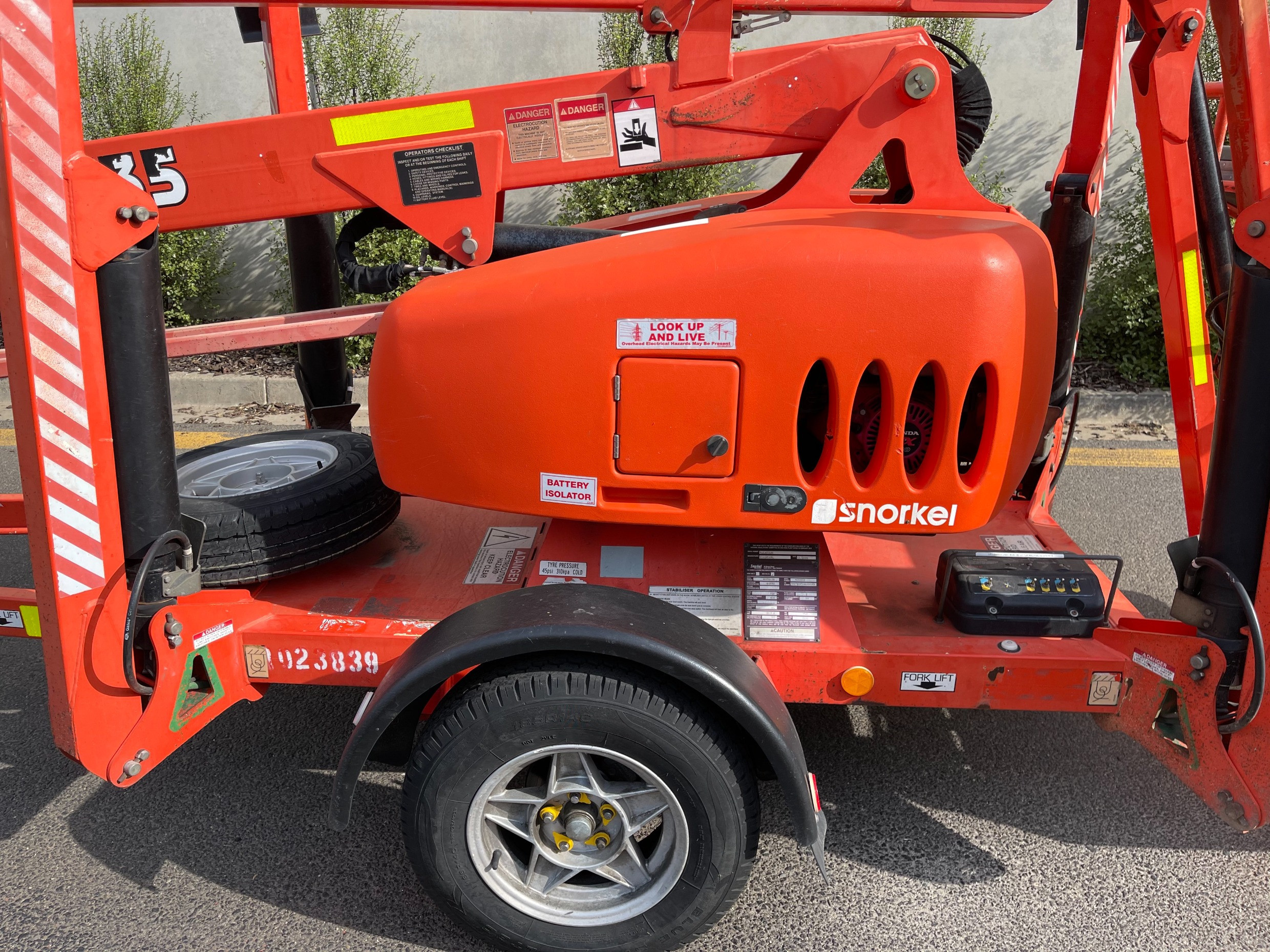 2010 SNORKEL MHP135 13/35 TRAILER MOUNTED BOOM LIFT