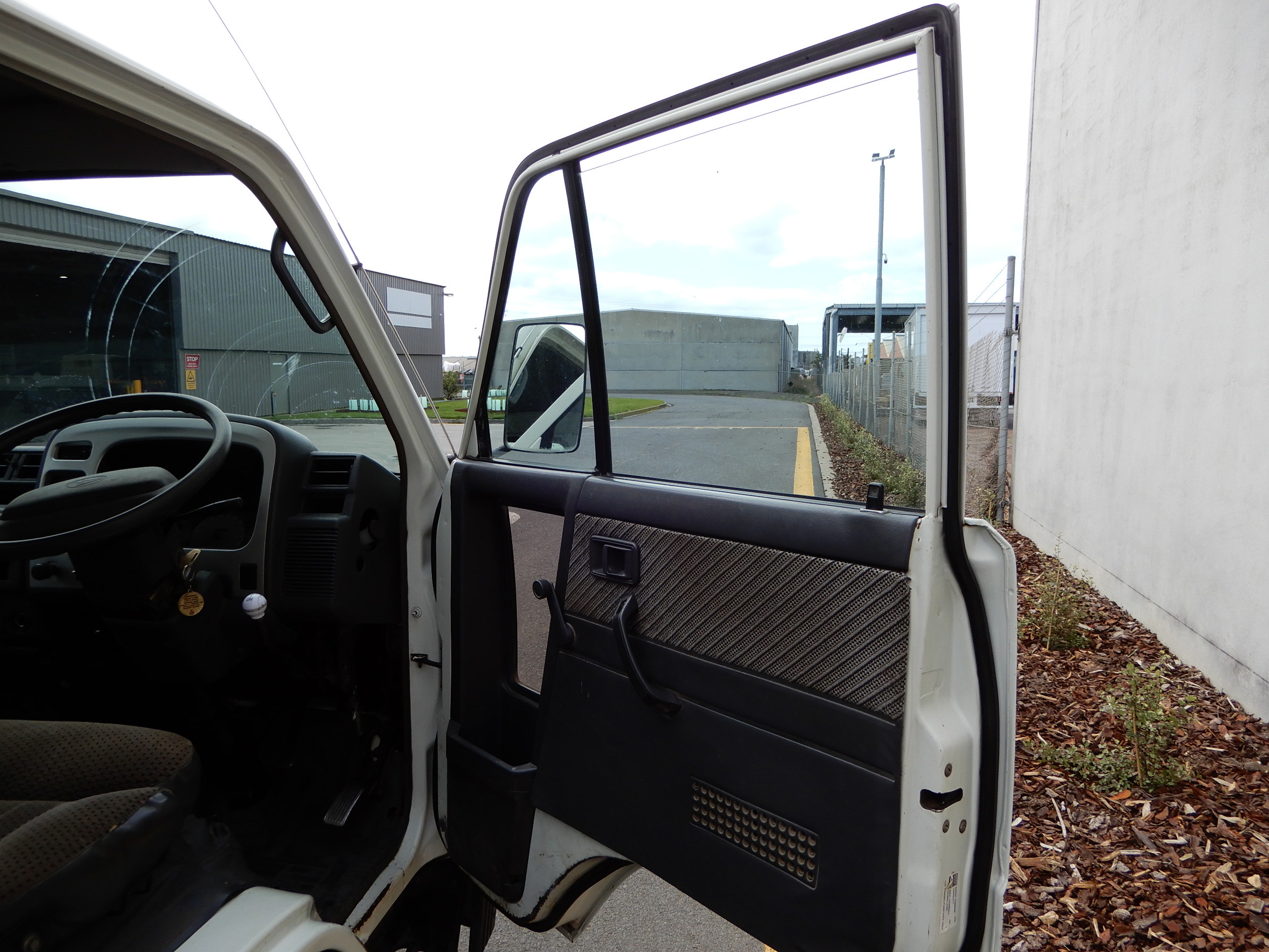 2002 DAIHATSU DELTA MANUAL TIPPER