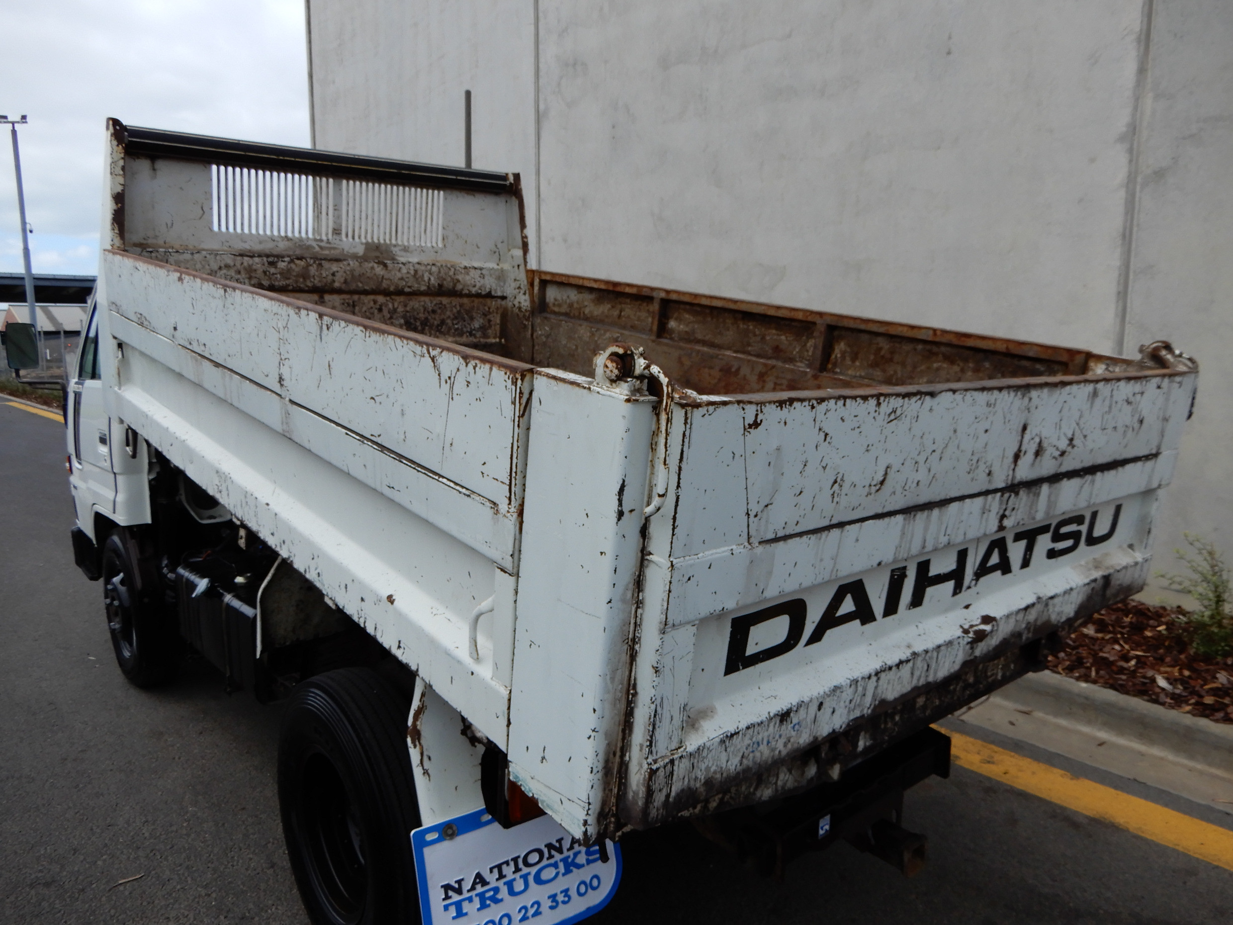 2002 DAIHATSU DELTA MANUAL TIPPER