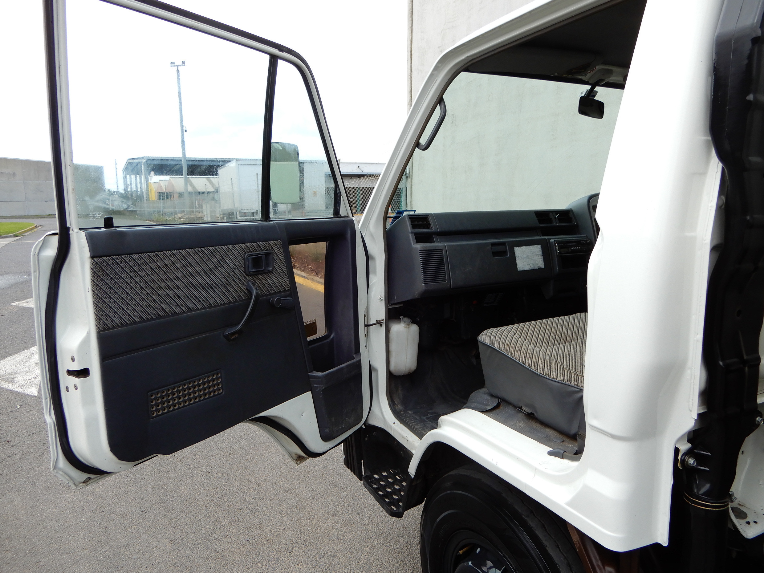 2002 DAIHATSU DELTA MANUAL TIPPER