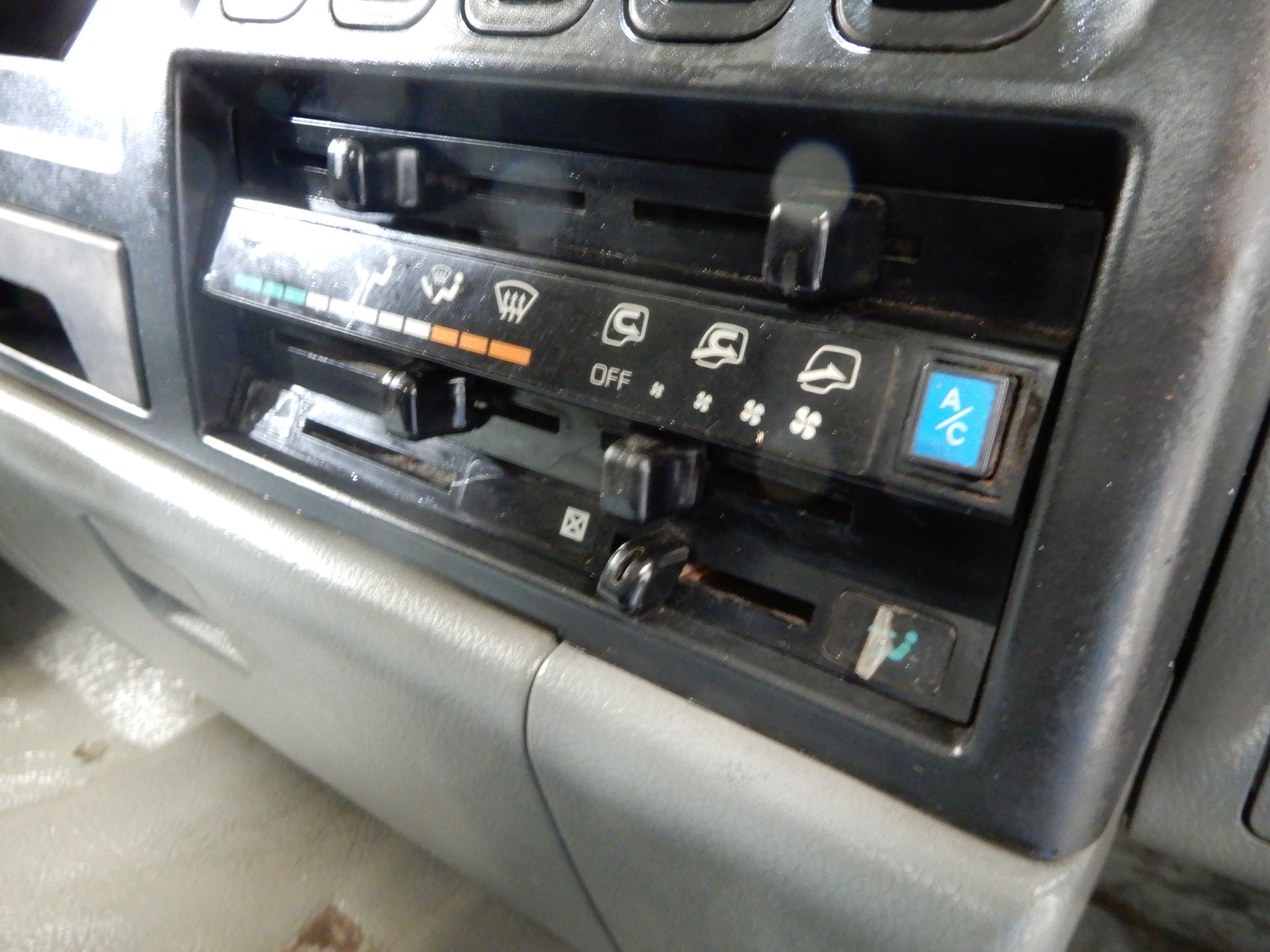 1996 MITSUBISHI FM617 TRUCK TIPPING TRAY