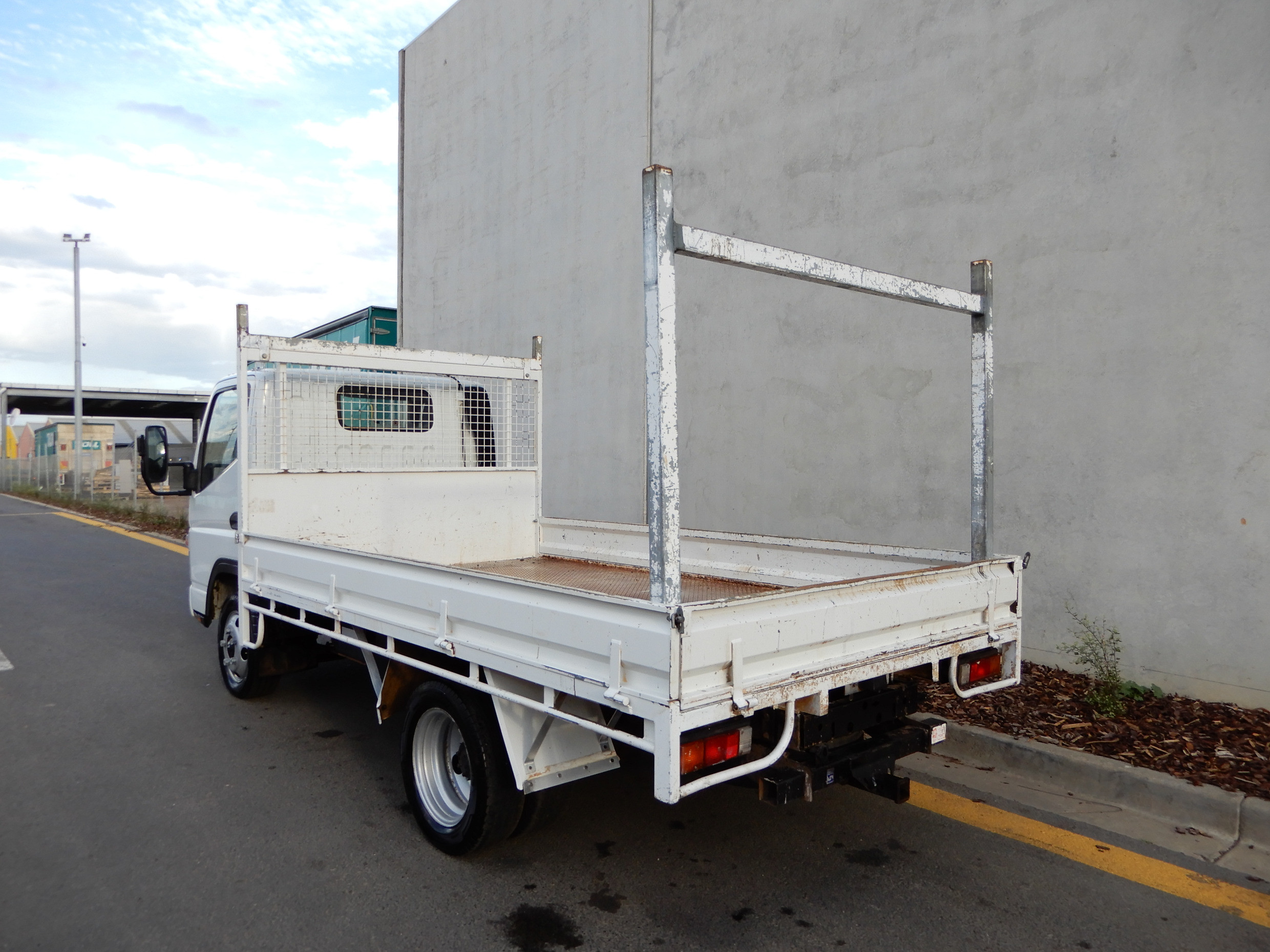 2006 FUSO CANTER TRUCK MANUAL TRAY