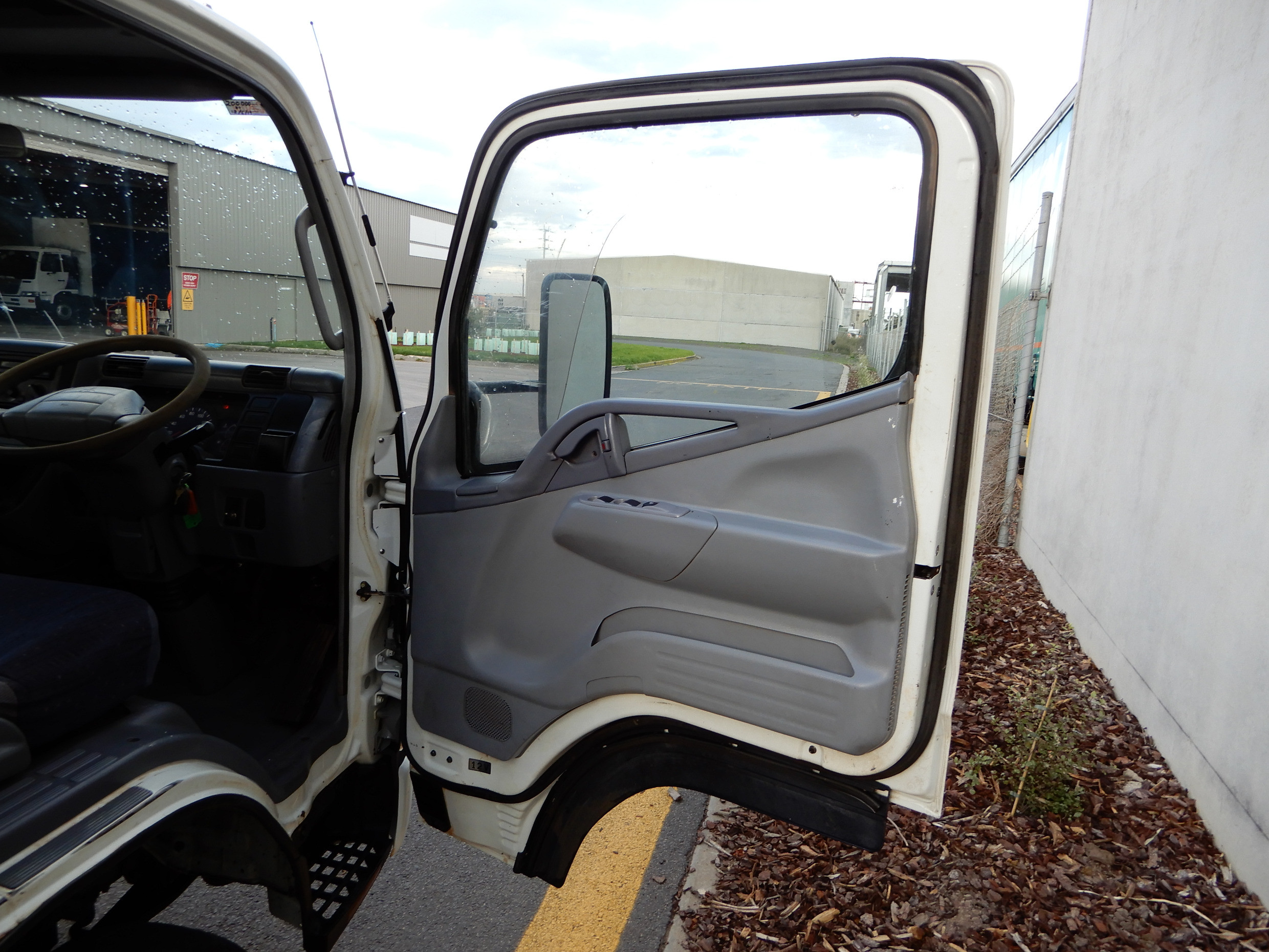 2006 FUSO CANTER TRUCK MANUAL TRAY