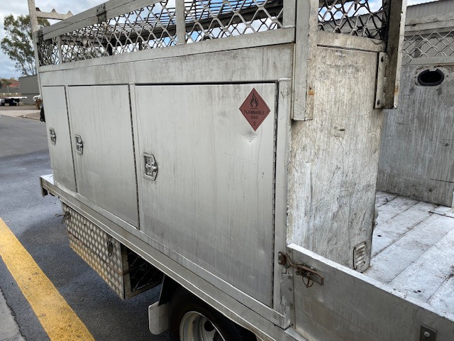 2006 FUSO CANTER TRUCK SERVICE BODY