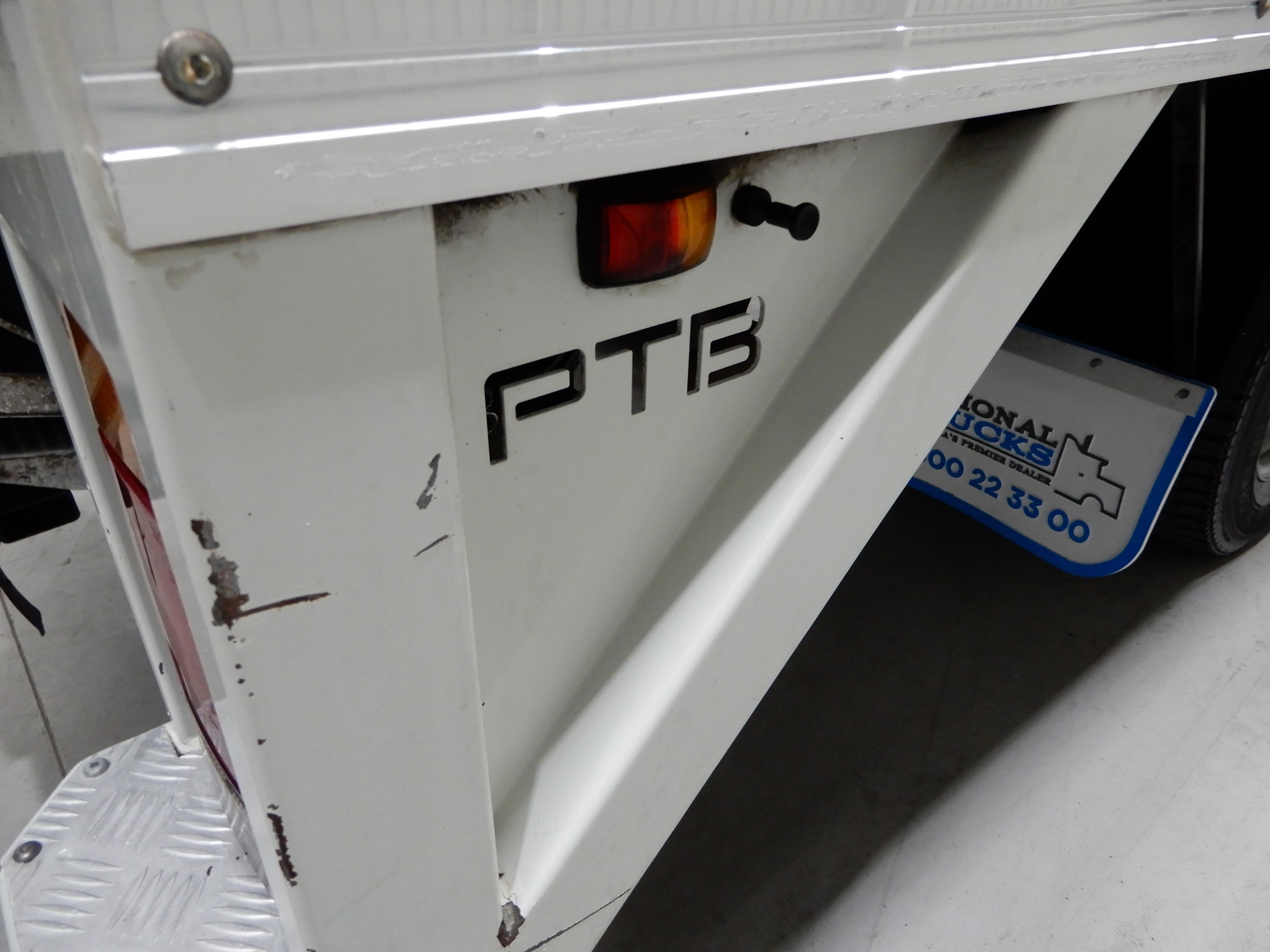 2012 ISUZU NPR200 TRUCK PANTECH