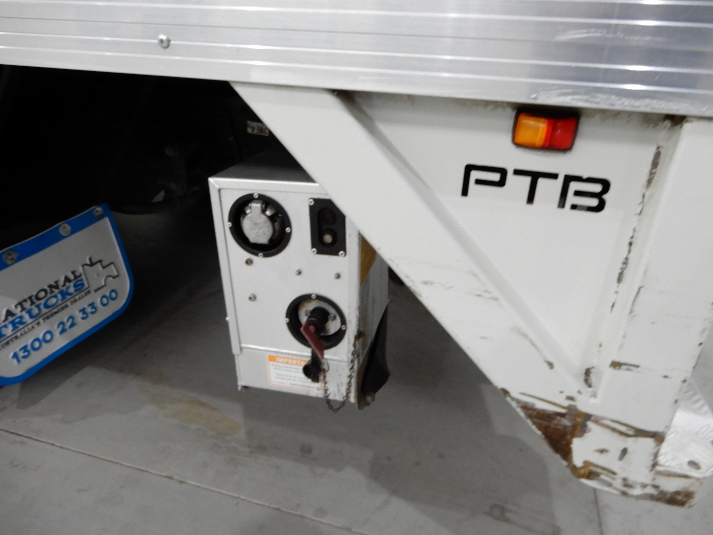 2012 ISUZU NPR200 TRUCK PANTECH