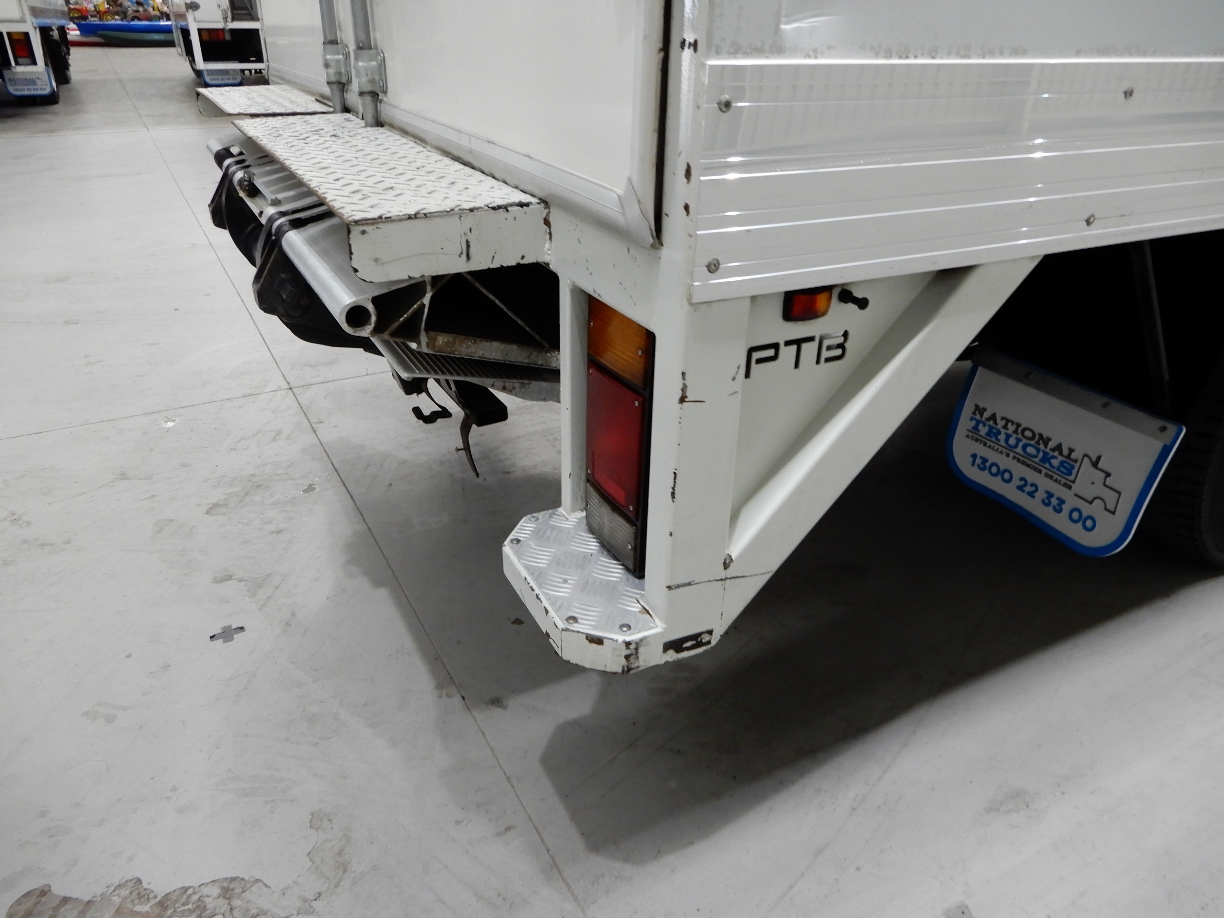 2012 ISUZU NPR200 TRUCK PANTECH