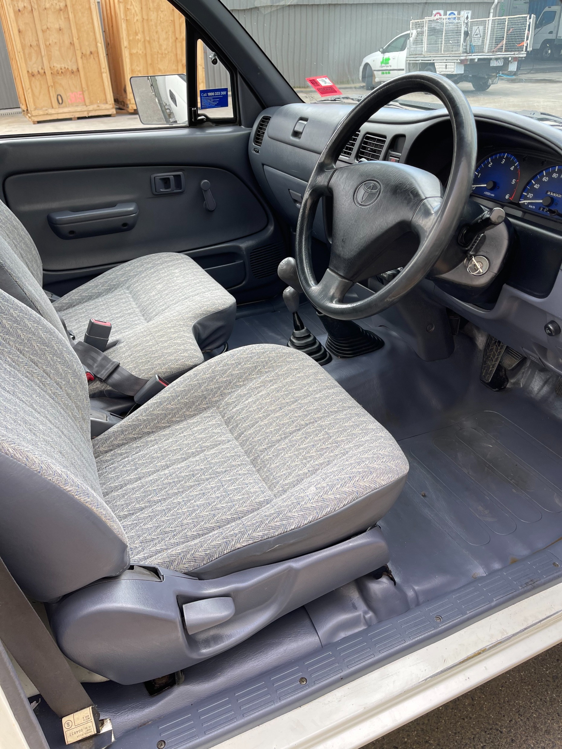 2002 TOYOTA HILUX MANUAL UTILITY