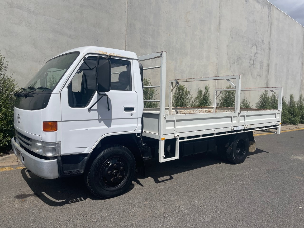1996 TOYOTA DYNA 300 TRAY TRUCK