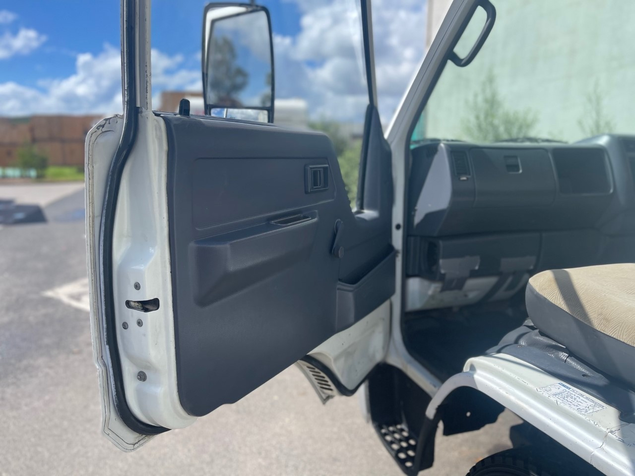 1996 TOYOTA DYNA 300 TRAY TRUCK