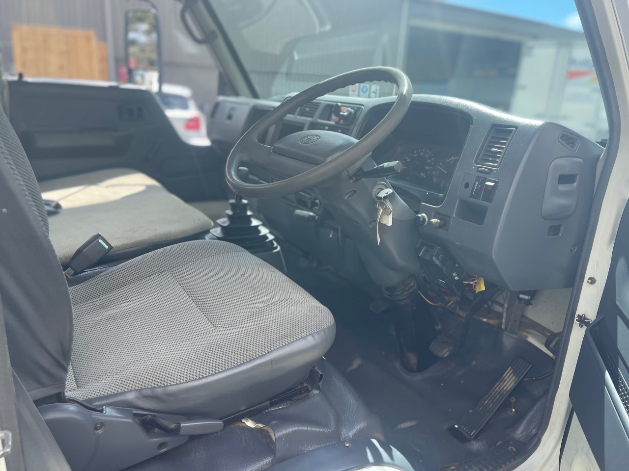 1996 TOYOTA DYNA 300 TRAY TRUCK