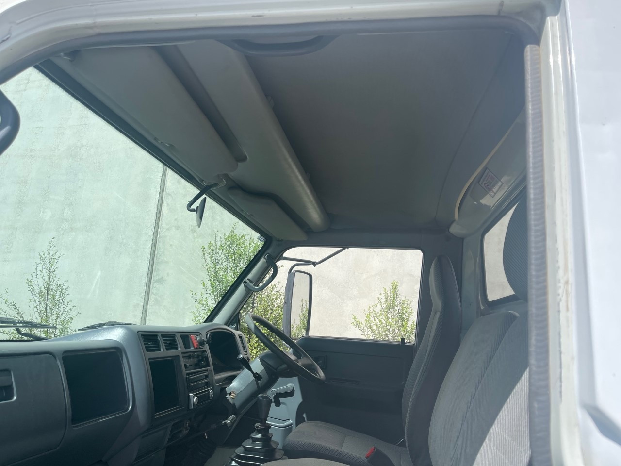 1996 TOYOTA DYNA 300 TRAY TRUCK