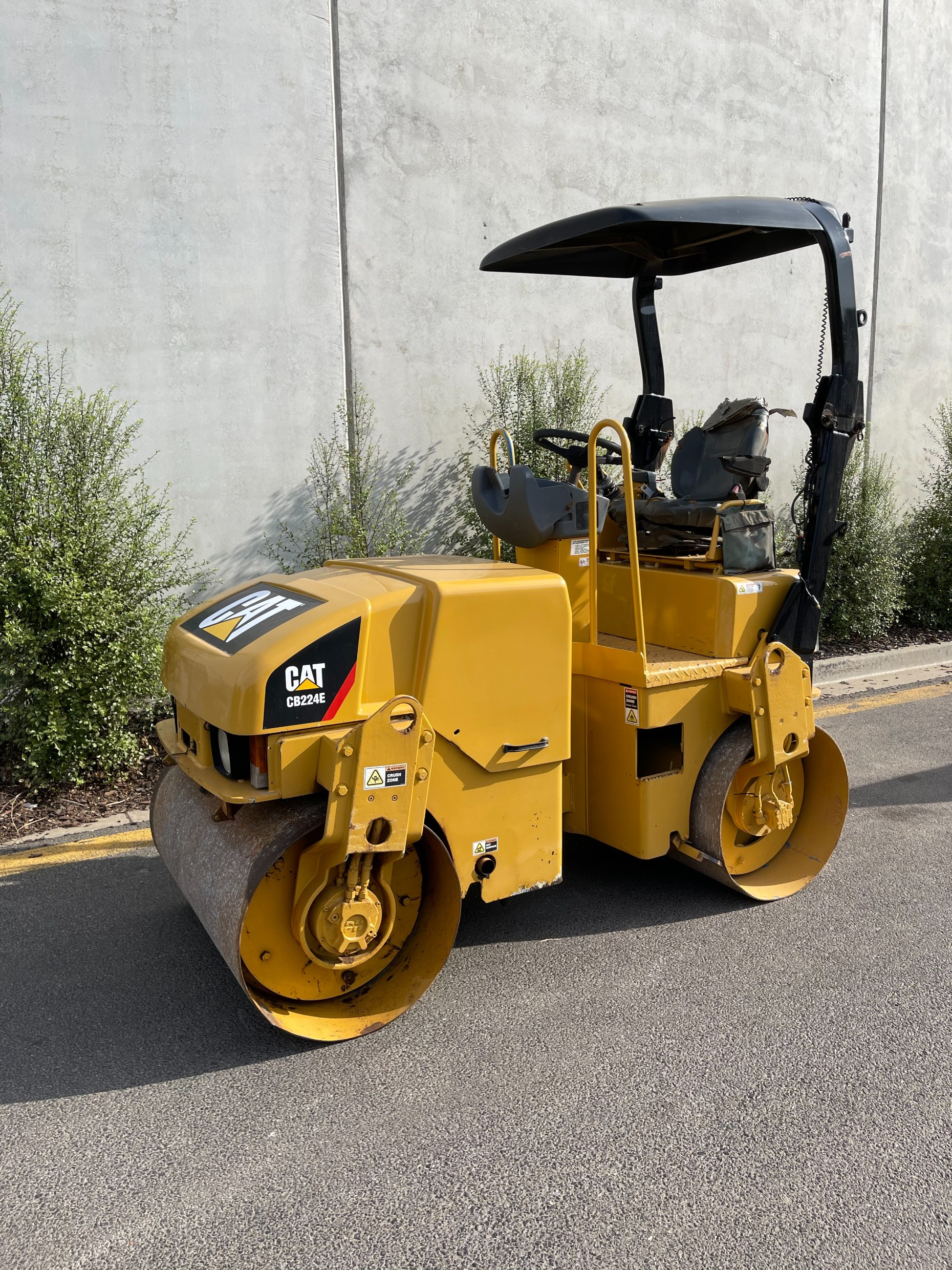CATERPILLAR CB224E VIBRATING ROLLER