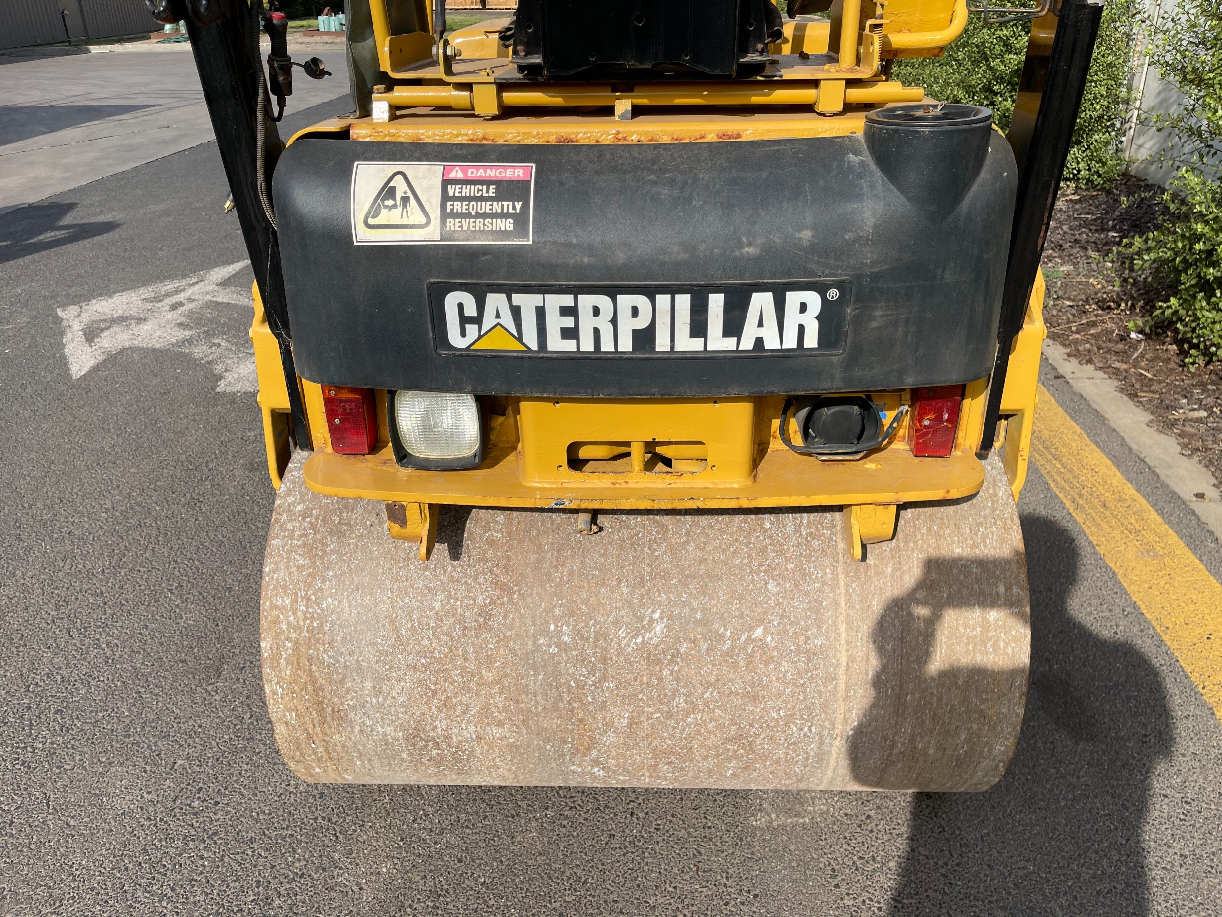 CATERPILLAR CB224E VIBRATING ROLLER