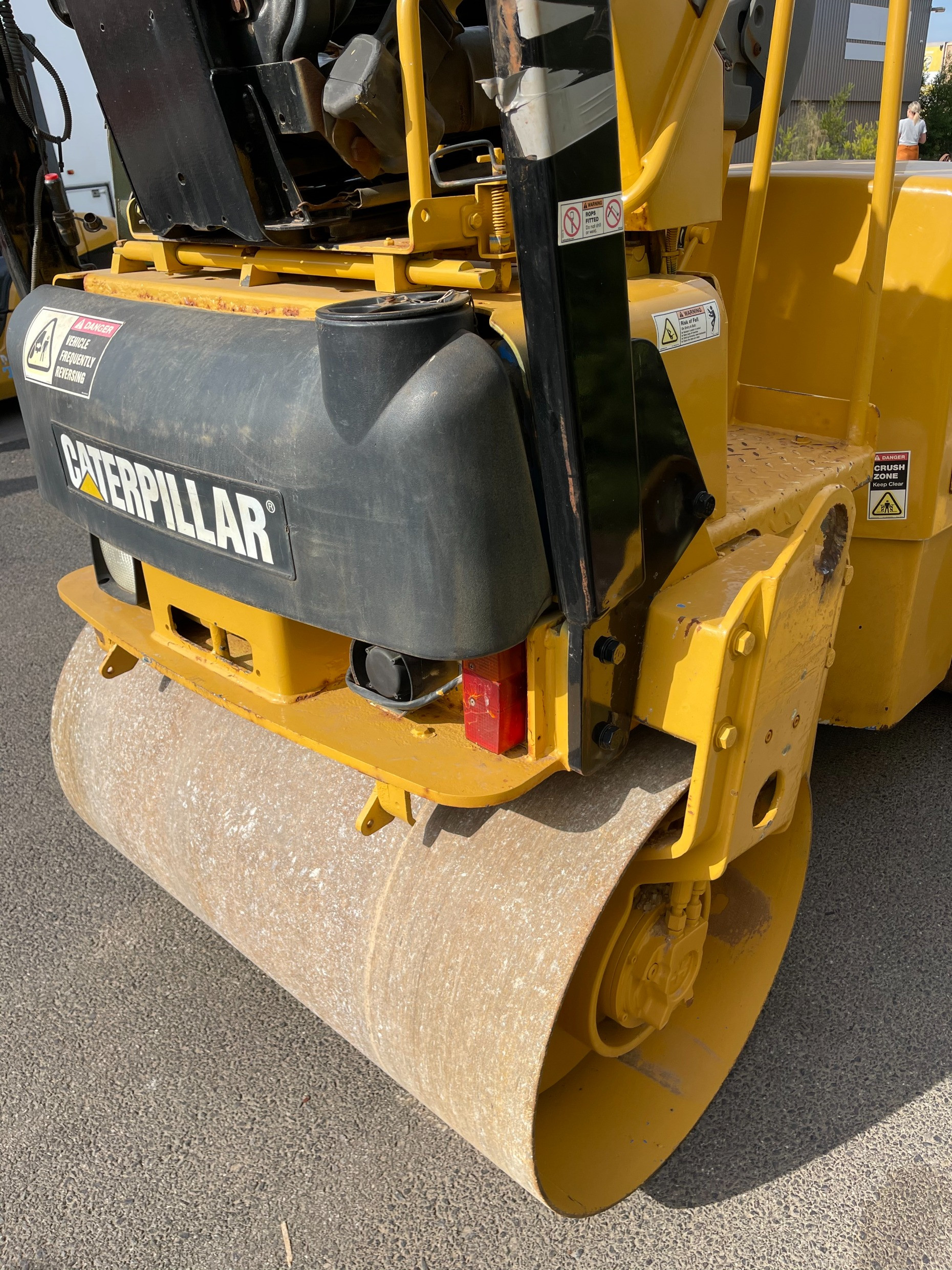 CATERPILLAR CB224E VIBRATING ROLLER