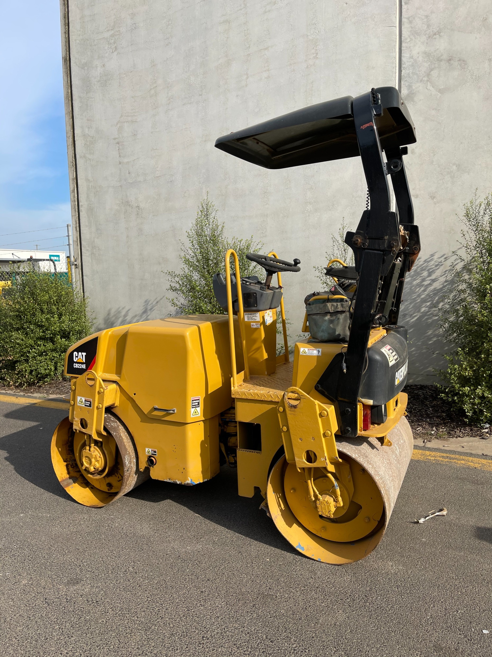 CATERPILLAR CB224E VIBRATING ROLLER