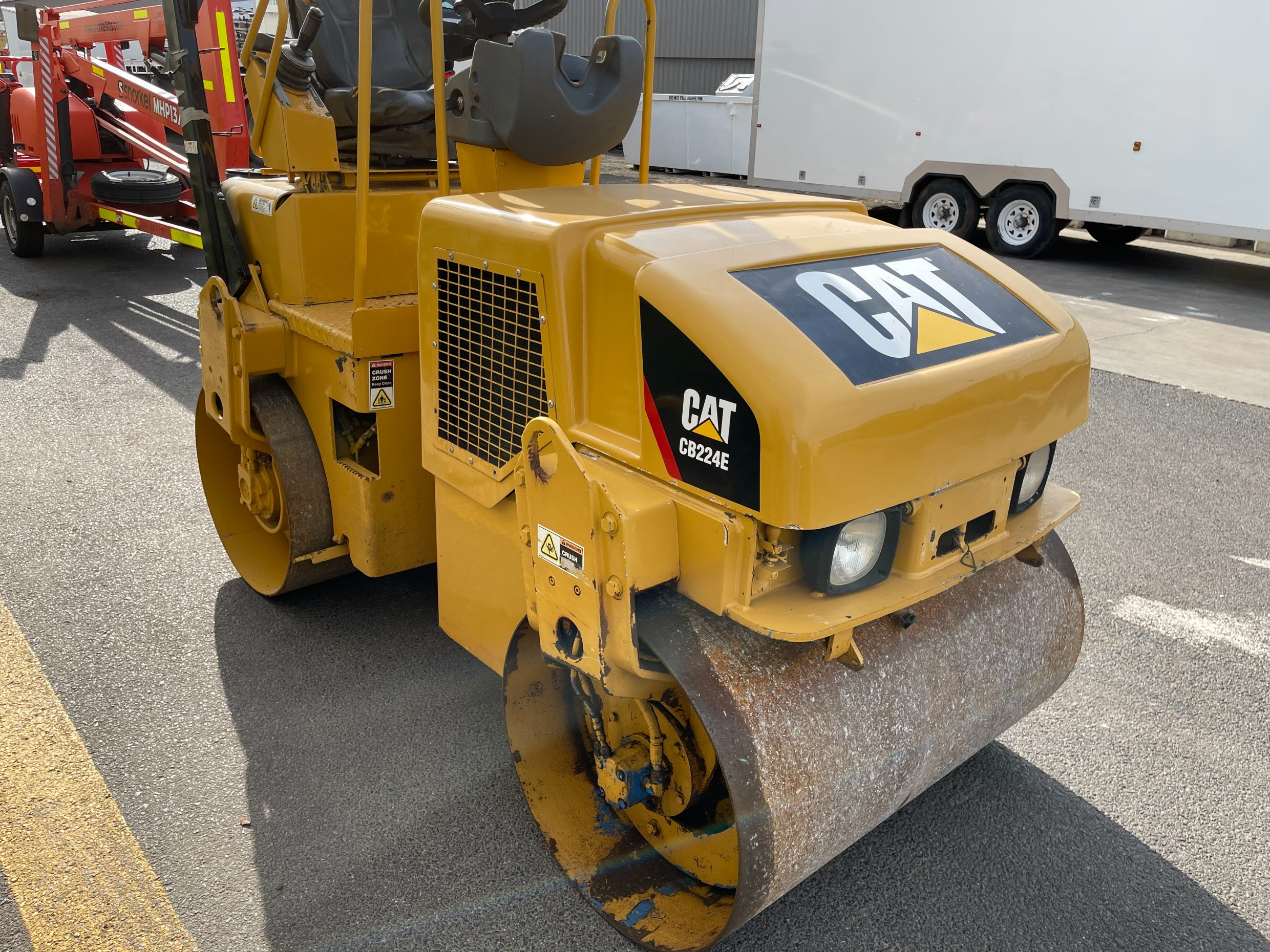CATERPILLAR CB224E VIBRATING ROLLER