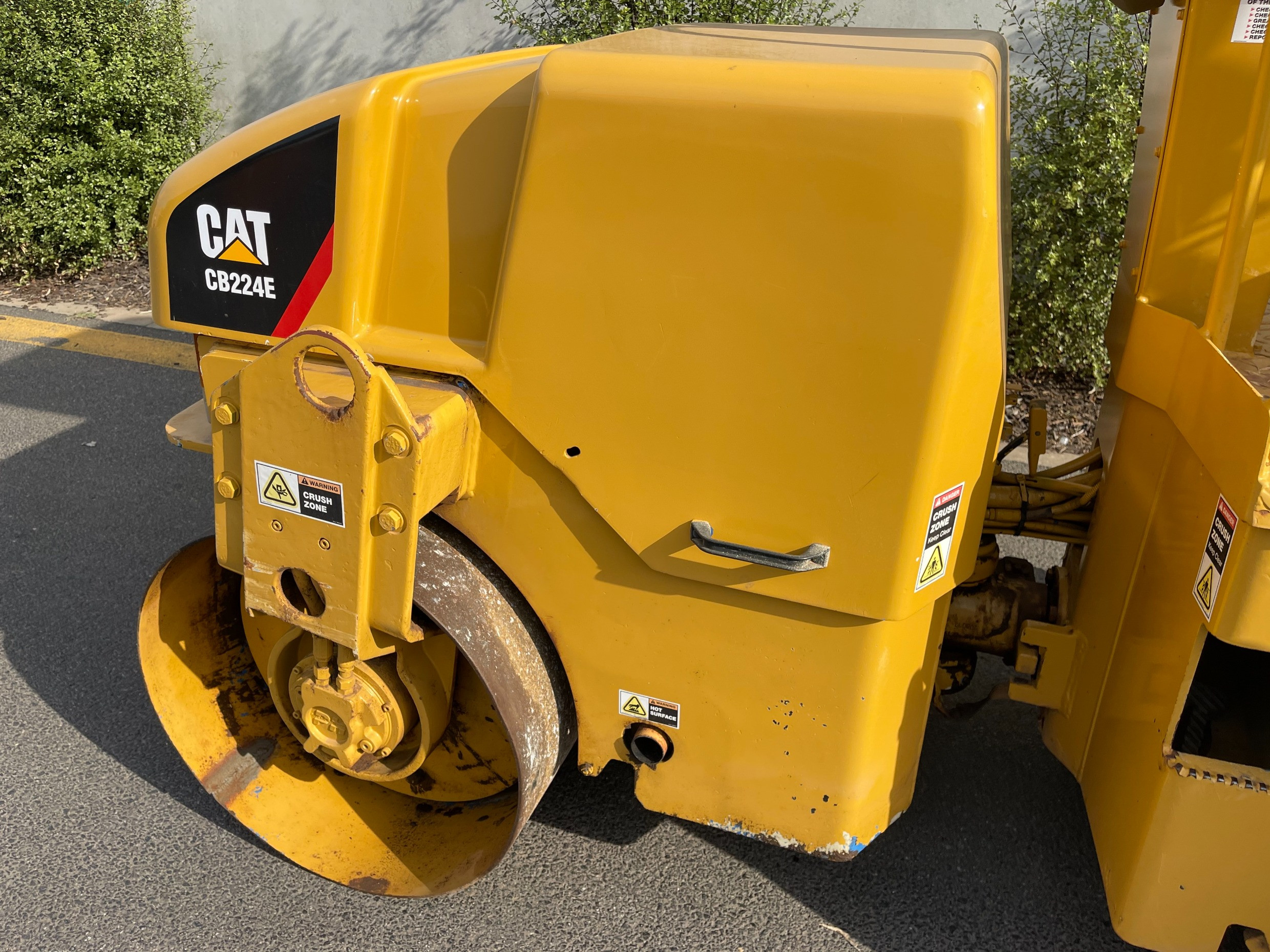 CATERPILLAR CB224E VIBRATING ROLLER