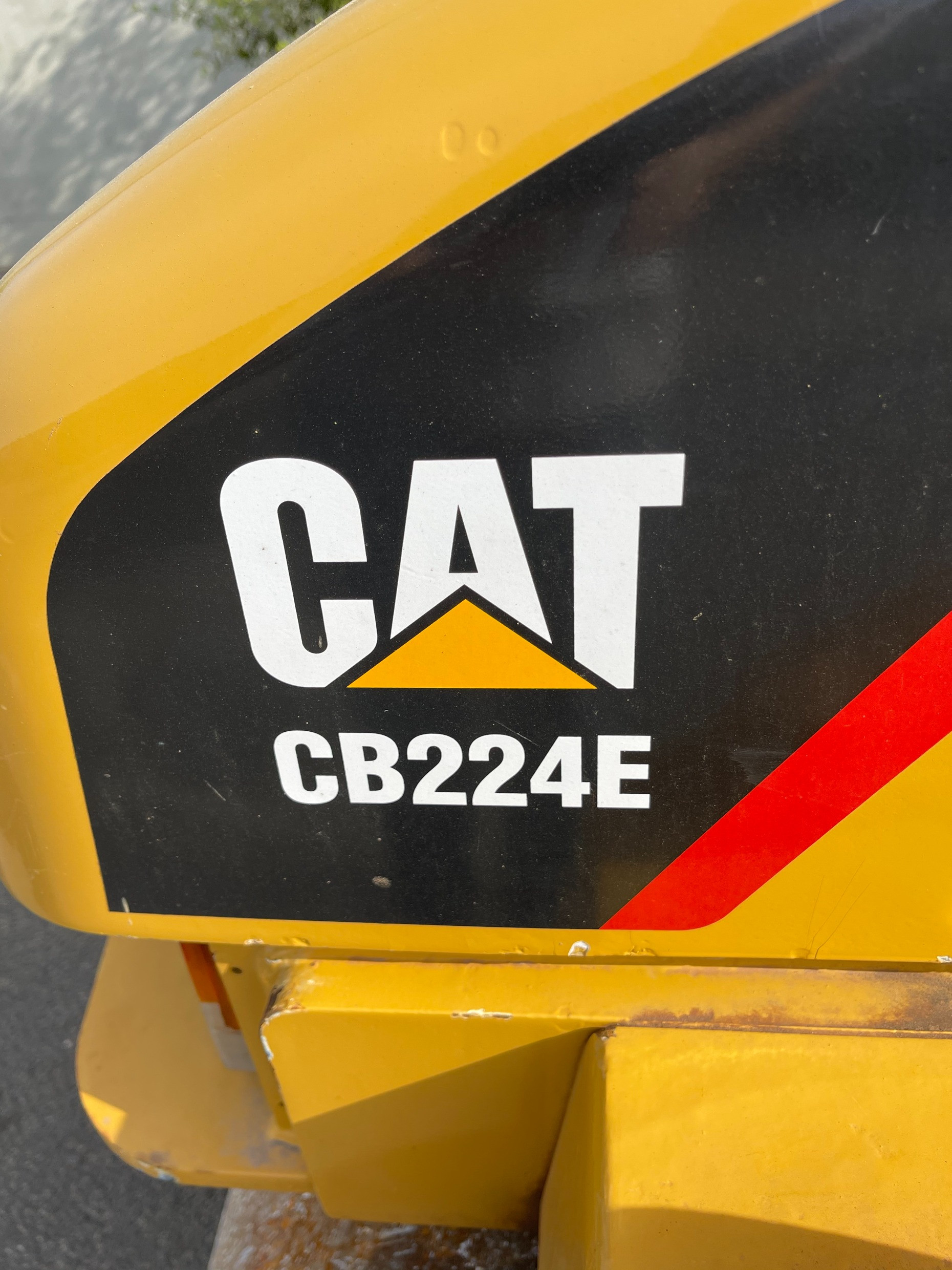 CATERPILLAR CB224E VIBRATING ROLLER