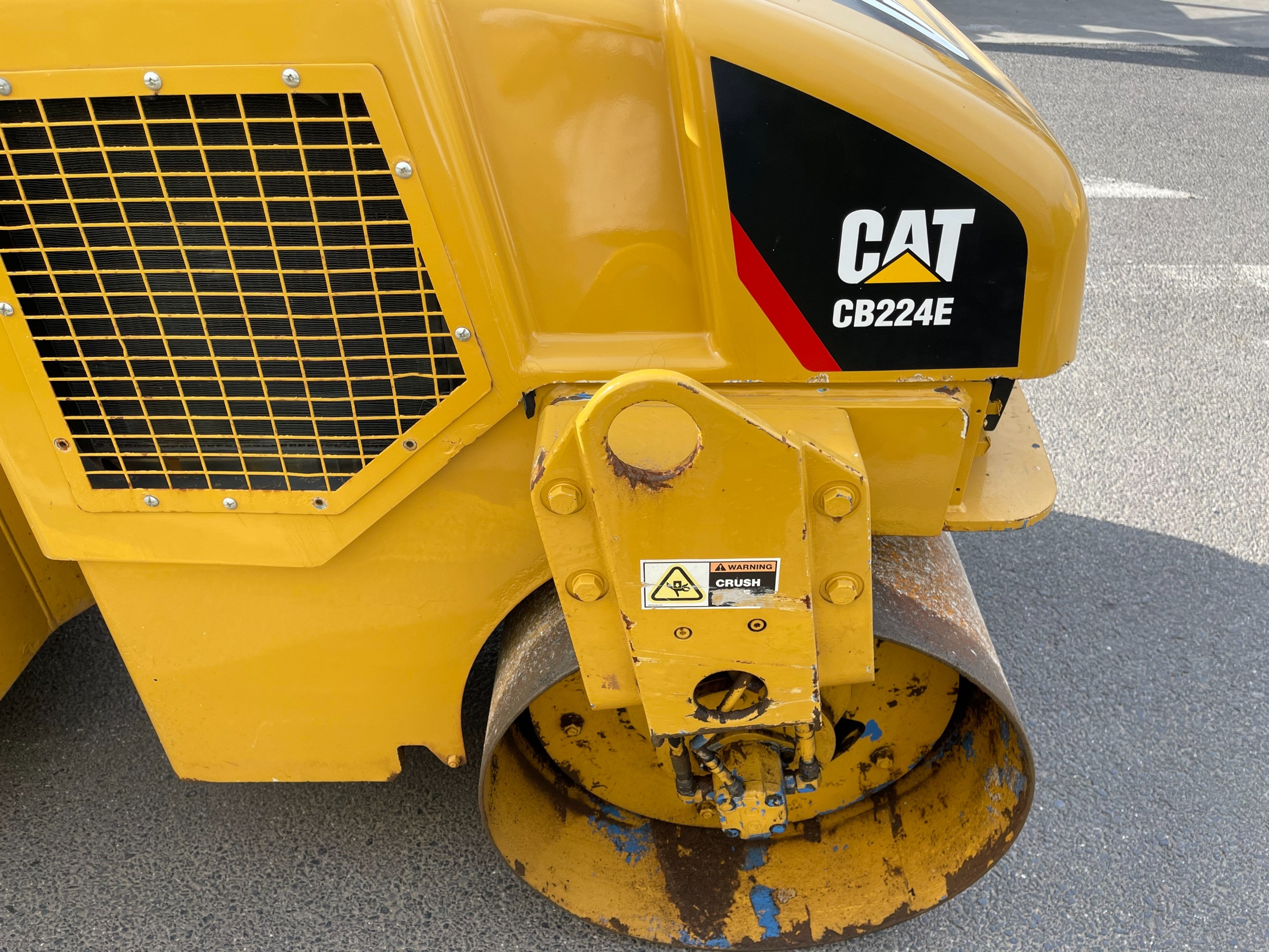 CATERPILLAR CB224E VIBRATING ROLLER