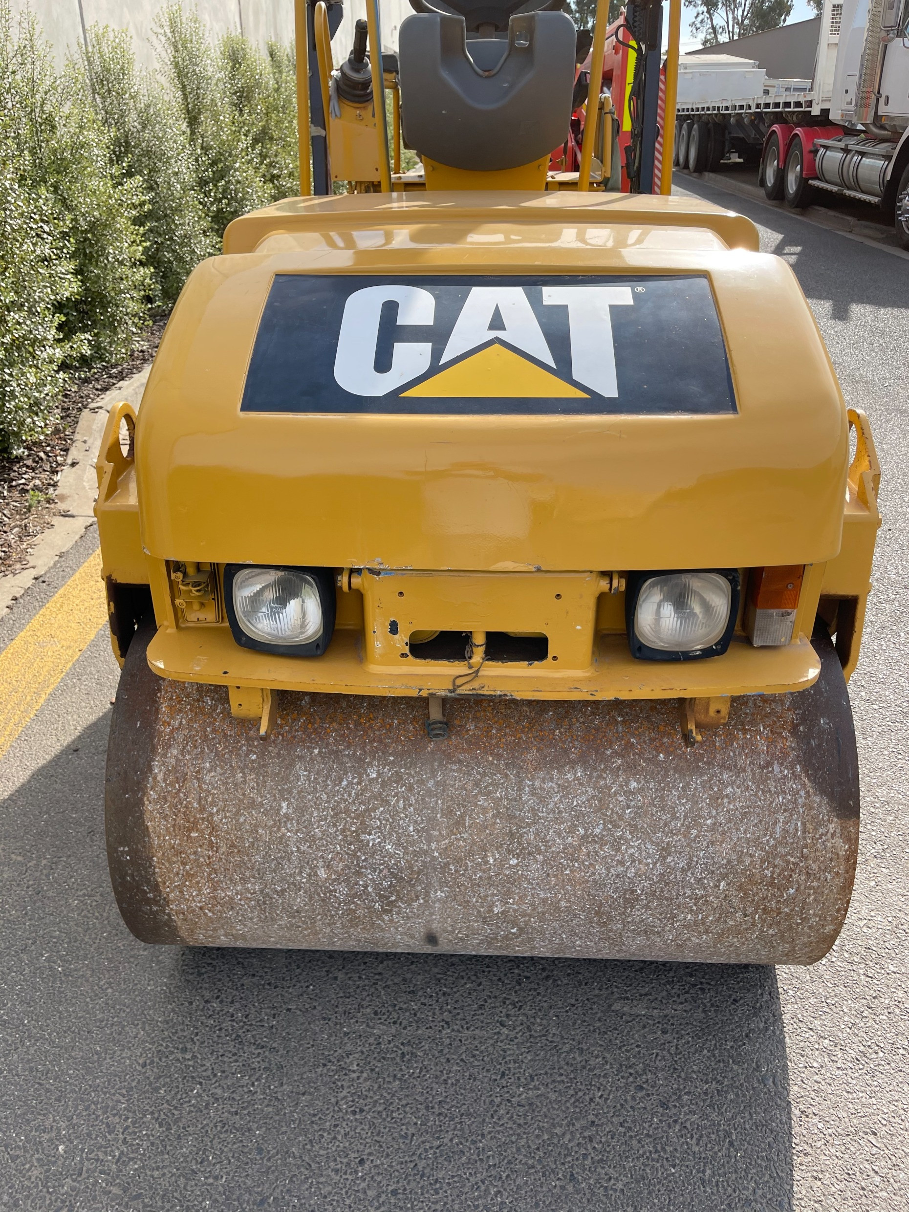 CATERPILLAR CB224E VIBRATING ROLLER