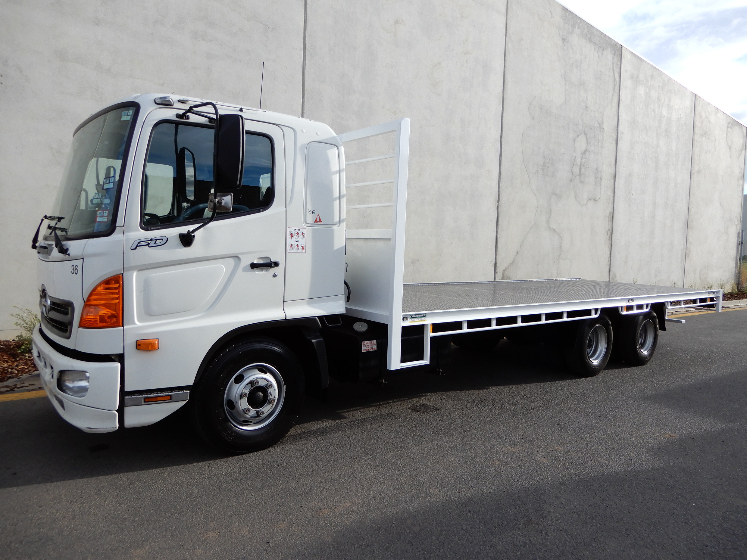 2007 HINO FD 1024-500 SERIES MANUAL CAB CHASSIS