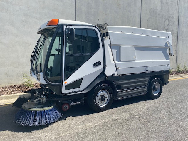 2013 MACDONALD JOHNSTON CX400 STREET SWEEPER