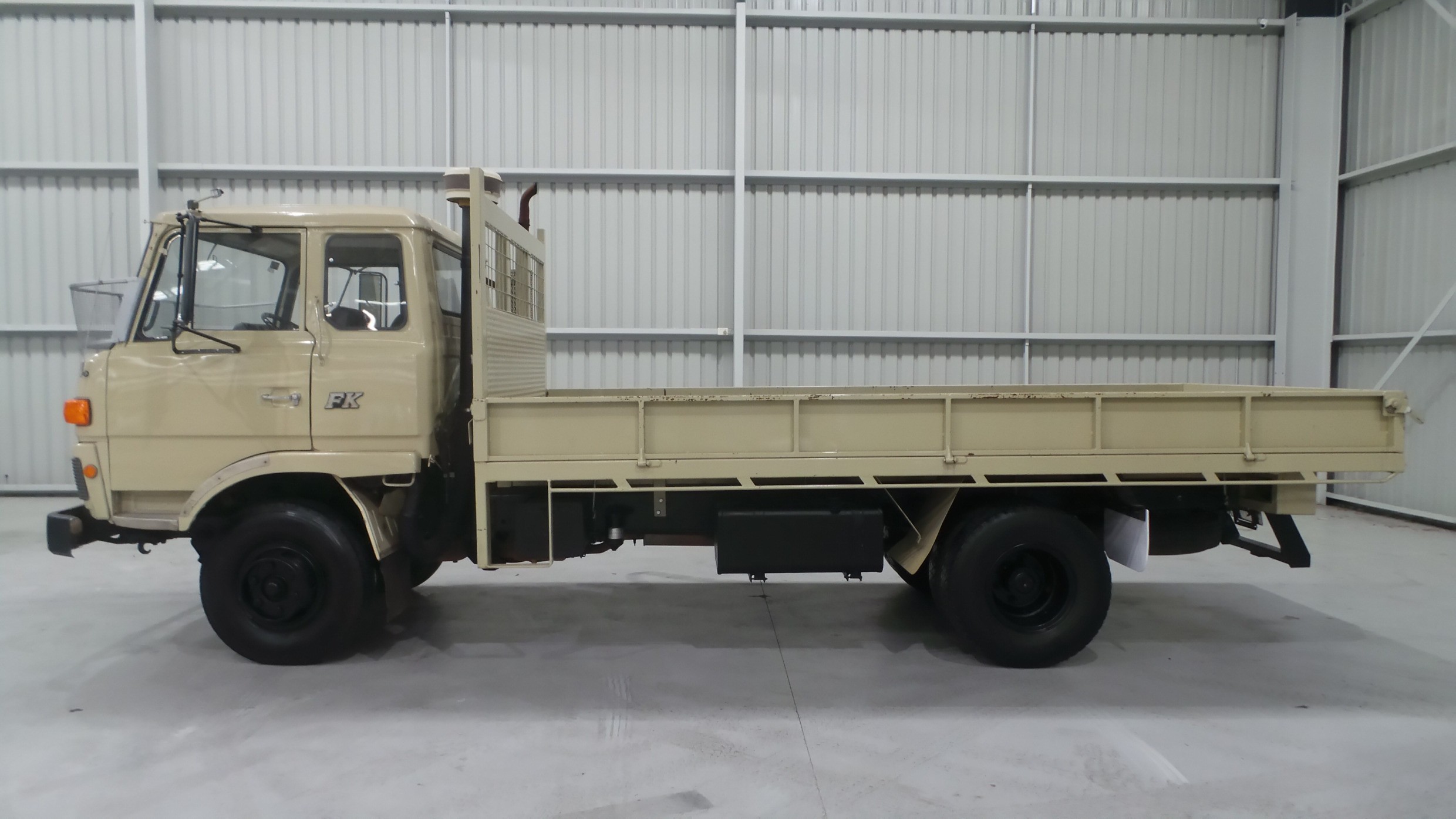 1980 MITSUBISHI FK STOCK/CATTLE CRATE TRUCK