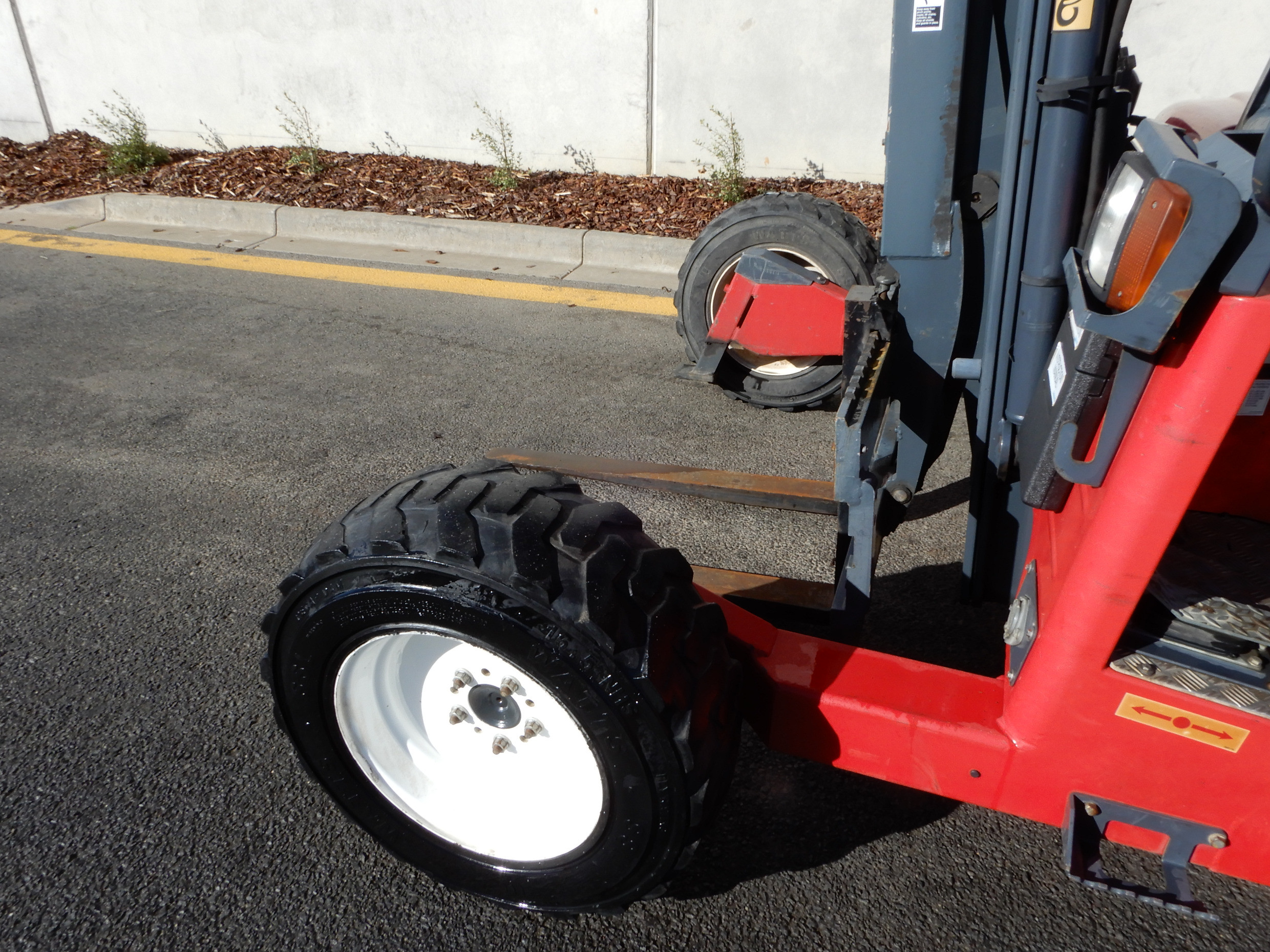 2009 MOFFETT M4 25.3 REACH FORKLIFT