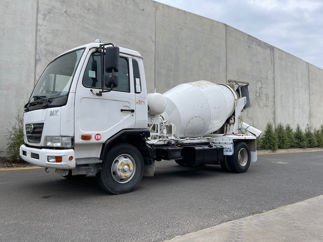 2010 NISSAN UD CONCRETE AGITATOR TRUCK