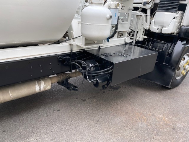 2010 NISSAN UD CONCRETE AGITATOR TRUCK