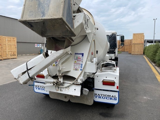 2010 NISSAN UD CONCRETE AGITATOR TRUCK