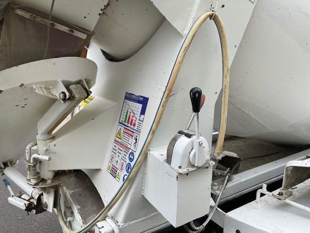2010 NISSAN UD CONCRETE AGITATOR TRUCK
